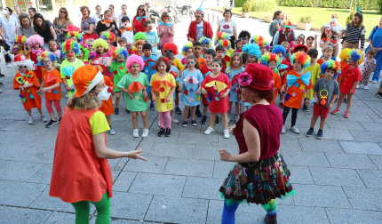 Los escolares de tercero de infantil del colegio Sagrado Corazón y los payasos de‘Sembrando Ilusiones’ saludan a los niños ingresados en el hospital