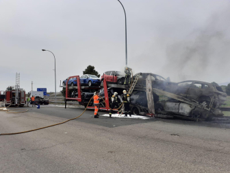 Incendio de un portacoches en Tudela