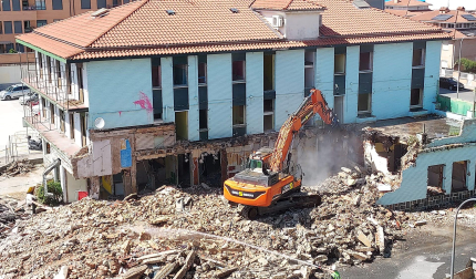 Las máquinas derriban el antiguo Club Carioca en el incio de las obras