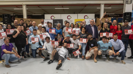 Foto de grupo de organizadores, jurado y participantes en la V Semana de la Croqueta de Navarra