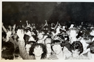 Miguel Ríos, en el escenario de la Plaza de Toros en 1982