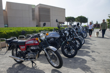 Participantes en la carrera de motos clásicas