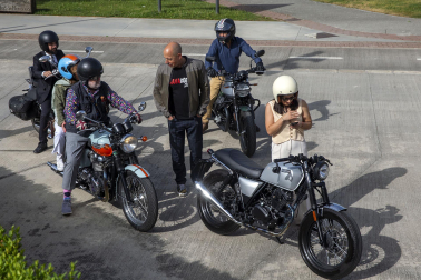 Participantes en la carrera de motos clásicas
