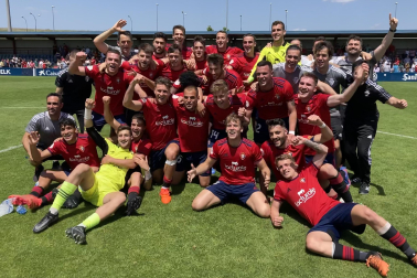 Los jugadores de Osasuna Promesas celebran el ascenso a la Primera RFEF