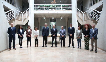 El ministro de Universidades, Joan Subirats, con el equipo rectoral de la UPNA