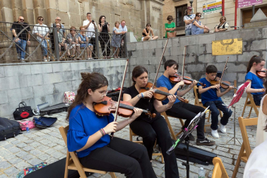 alumnos de la Escuela-Conservatorio Fernando Remacha en las calles de Tudela