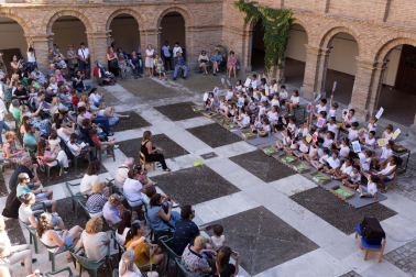 alumnos de la Escuela-Conservatorio Fernando Remacha en las calles de Tudela