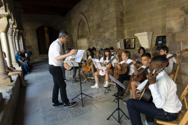 alumnos de la Escuela-Conservatorio Fernando Remacha en las calles de Tudela