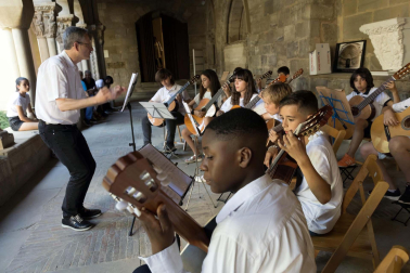 alumnos de la Escuela-Conservatorio Fernando Remacha en las calles de Tudela