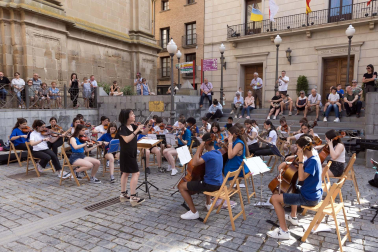 alumnos de la Escuela-Conservatorio Fernando Remacha en las calles de Tudela