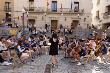 alumnos de la Escuela-Conservatorio Fernando Remacha en las calles de Tudela