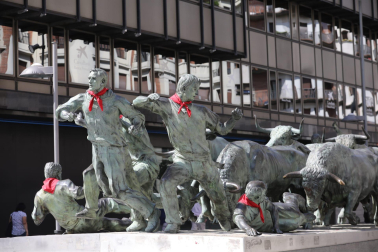 Fotos de las esculturas de Pamplona adornadas con pañuelicos rojos.