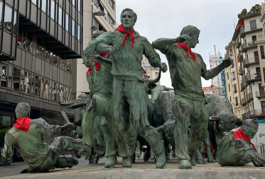 Los corredores del Monumento al Encierro, también han amanecido con el pañuelo de San Fermín anudado al cuello