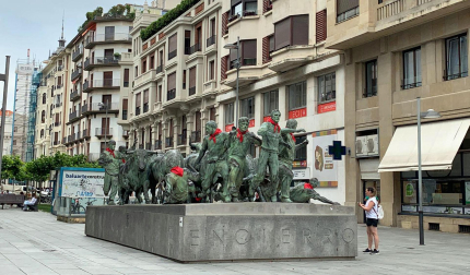 Los corredores del Monumento al Encierro, también han amanecido con el pañuelo de San Fermín anudado al cuello