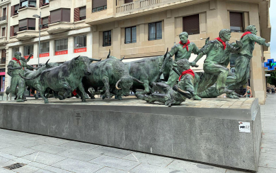 Los corredores del Monumento al Encierro, también han amanecido con el pañuelo de San Fermín anudado al cuello