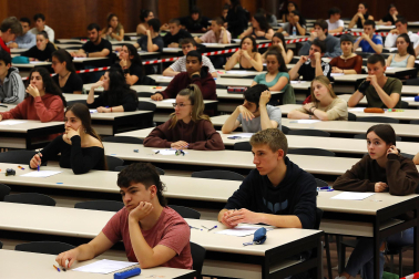 Fotos del comienzo de las pruebas de la Evaluación de Acceso a la Universidad (EvAU) en la UPNA.