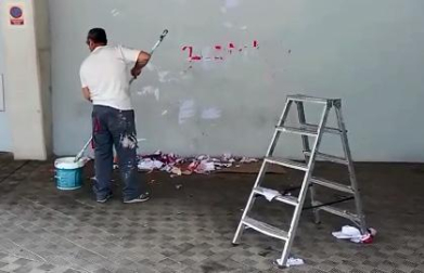 Momento en el que un operario de Osasuna pinta la pared