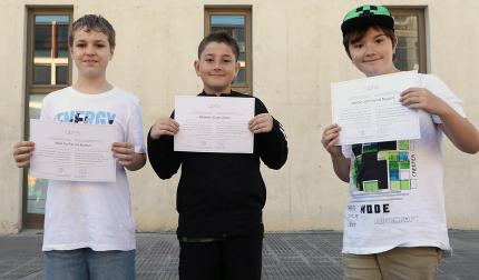 Equipo ganador en la modalidad B: Mikel de Paz de Biurrun, Alejandro Durán Ancín y Keydan John Harold Mugarra, del colegio San Juan de la Cadena (Pamplona)