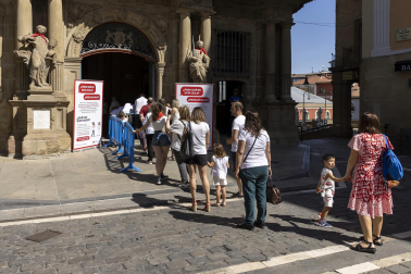 Decenas de personas se fotografían en Pamplona para formar parte del decorado sanferminero