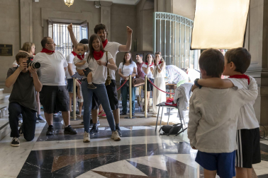 Decenas de personas se fotografían en Pamplona para formar parte del decorado sanferminero