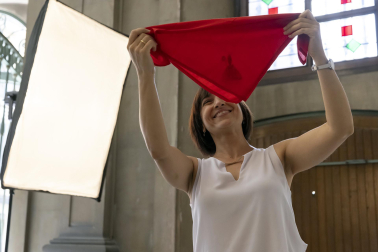 Decenas de personas se fotografían en Pamplona para formar parte del decorado sanferminero