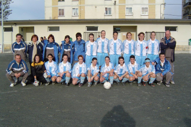 El primer y único equipo femenino del Bidezarra, este agosto nacerá el segundo del club.