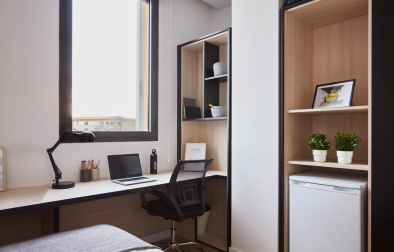 La habitación individual cuenta con baño privado, Wi-Fi, climatización, nevera y un amplio escritorio para el tiempo de estudio.