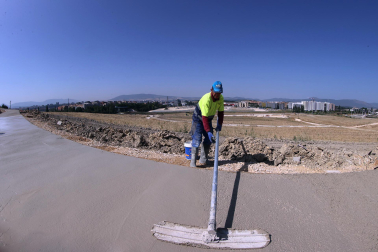 Obreros trabajan echando hormigón en Artica con 37 grados de calor