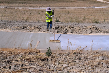Obreros trabajan echando hormigón en Artica con 37 grados de calor