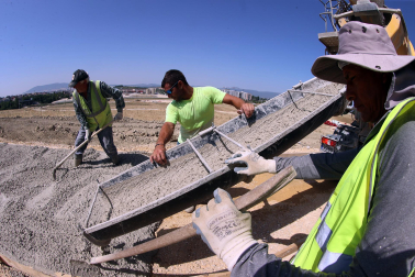 Obreros trabajan echando hormigón en Artica con 37 grados de calor
