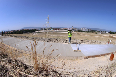 Obreros trabajan echando hormigón en Artica con 37 grados de calor