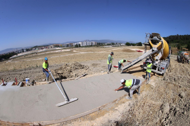 Obreros trabajan echando hormigón en Artica con 37 grados de calor