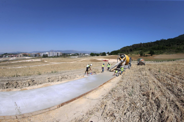 Obreros trabajan echando hormigón en Artica con 37 grados de calor