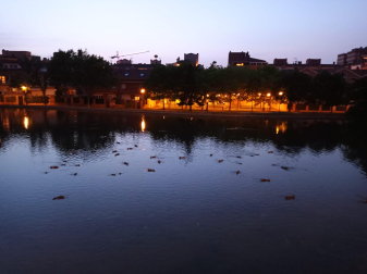 Noche cálida de primavera en el lago de Barañáin