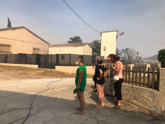 Fotos del incendio producido entre Obanos y Legarda. Vecinos de Obanos observan las labores de extinción de los bomberos.