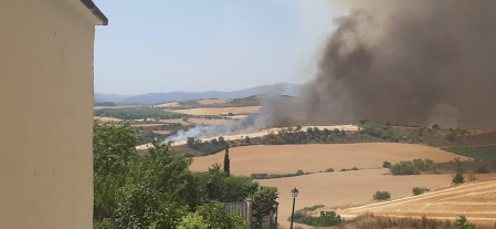 Fotos del incendio producido entre Obanos y Legarda.