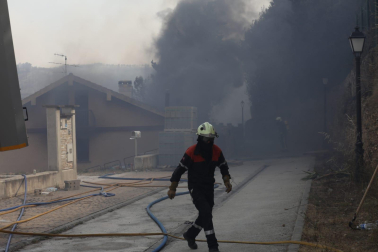 Fotos del incendio producido entre Obanos y Legarda. Vecinos de Obanos colaboran con los bomberos en la extinción del fuego en las viviendas.