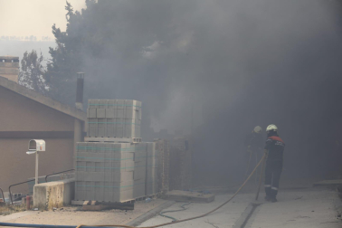 Fotos del incendio producido entre Obanos y Legarda. Vecinos de Obanos colaboran con los bomberos en la extinción del fuego en las viviendas.