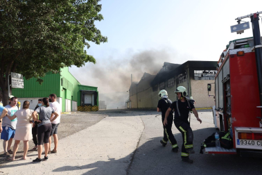 La empresa Planasa, en Valtierra, afectada por las llamas
