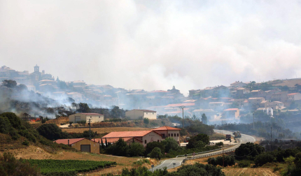 Vista de San Martín de Unx, rodeado por las llamas