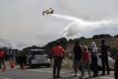 Trabajos para extinguir el fuego en la localidad de San Martín de Unx