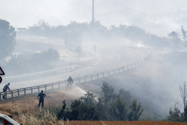 Trabajos para extinguir el fuego en la localidad de San Martín de Unx