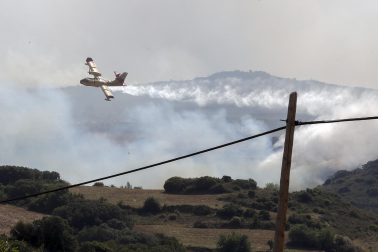 Trabajos para extinguir el fuego en la localidad de San Martín de Unx