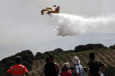 Trabajos para extinguir el fuego en la localidad de San Martín de Unx