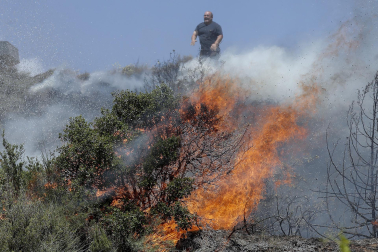 Trabajos para extinguir el fuego en la localidad de San Martín de Unx