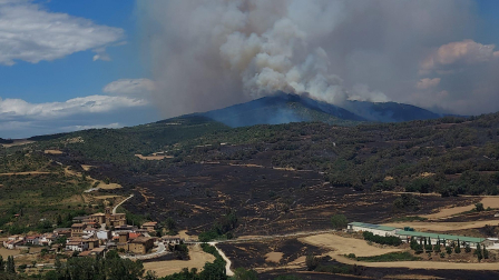 Echarren de Guirguillano, en primer plano.