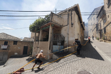 Vista de los trabajos para extinguir el fuego en la localidad de San Martín de Unx