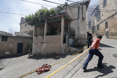 Vista de los trabajos para extinguir el fuego en la localidad de San Martín de Unx