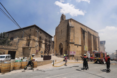 Vista de los trabajos para extinguir el fuego en la localidad de San Martín de Unx