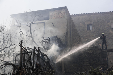 Vista de los trabajos para extinguir el fuego en la localidad de San Martín de Unx
